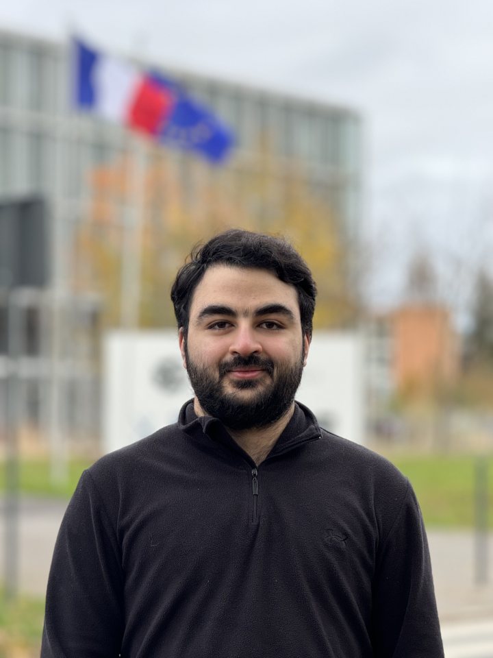 Portrait of Peter Farah in front of the Institut Polytechnique de Paris